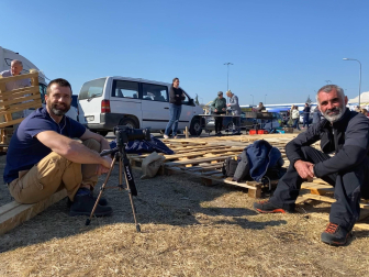 Entrevistas en la frontera El bombero Xabier Luna (a la izquierda), entrevistando a Antonio, un médico valenciano de la ONG ‘Juntos por la vida’, en Przemysl, al sur de Polonia y 14 kilómetros de Ucrania