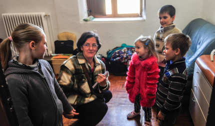 Lourdes Auzmendi, colaboradora del grupo, con Yaroslava, Ania, Elisey y Daniel