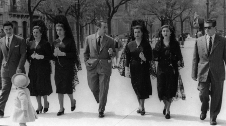 Vecinos de Pamplona de camino a la procesión de Viernes Santo, 1952