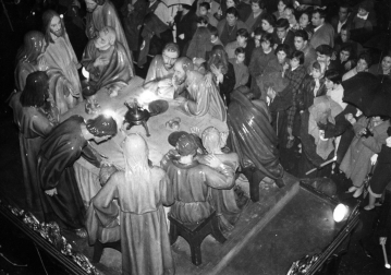 Paso de La última cena en la procesión de Viernes Santo en Pamplona, 1959