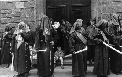 Mozorros en la procesión del Santo Entierro en Pamplona, 1996