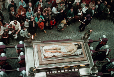 Paso del Santo Sepulcro en la procesión del Viernes Santo en Pamplona, 2000