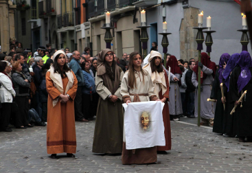 Verónica Zubiaur, caracterizada como la Verónica, en la procesión del Santo Entierro en Pamplona, 2011