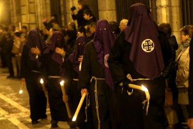 Mozorros en la procesión del Santo Entierro en Pamplona, 2015