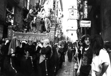 Paso del Descendimiento en la procesión de Viernes Santo en Pamplona, 1986
