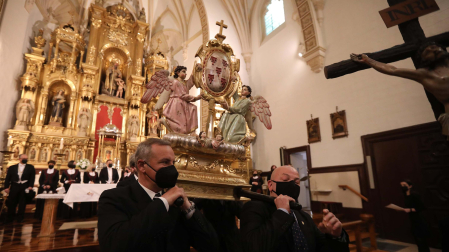Un momento de la procesión con el paso de las Cinco Llagas, en la iglesia de San Agustín.