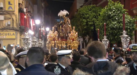 Sevilla ha vivido una de sus ‘madrugá’ más especiales. Después de dos años sin celebrarse por el coronavirus, las calles volvieron a llenarse de ciudadanos, turistas y miles de nazarenos acompañaron en silencio, durante más de 12 horas, a las dos Esperanzas y a seis hermandades más. Un silencio sólo roto por gritos y cantos de saeta desde los balcones. Más de 7000 efectivos velaron por la seguridad de la noche más larga y emocionante de la Semana Santa sevillana.