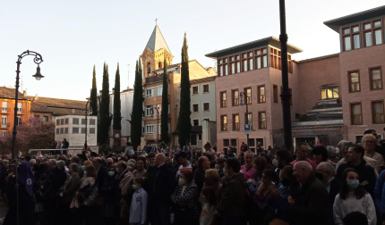 Público asistente a la procesión del Santo Entierro de Pamplona