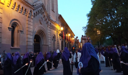 Los pasos llegan a la parroquia de San Lorenzo mientras oscurece en Pamplona