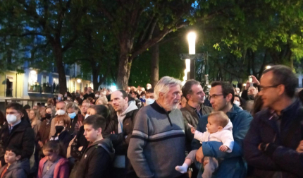 Público presente en la Taconera al paso de la procesión del Santo Entierro de Pamplona