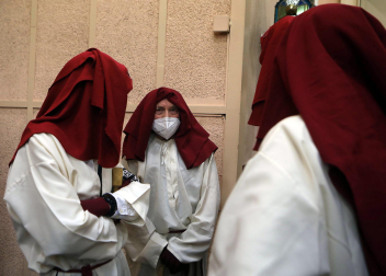 Procesión del Santo Entierro de la Semana Santa 2022 en Pamplona.