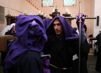 Procesión del Santo Entierro de la Semana Santa 2022 en Pamplona.