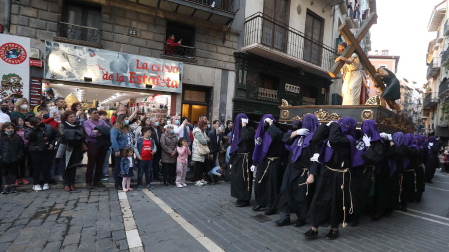 Procesión del Santo Entierro de la Semana Santa 2022 en Pamplona.