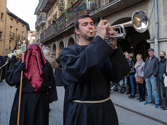 Imágenes de la procesión del Santo Entierro en Estella./