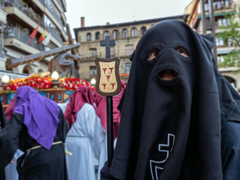 Imágenes de la procesión del Santo Entierro en Estella./