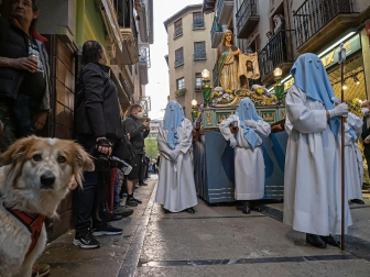 Imágenes de la procesión del Santo Entierro en Estella./