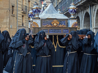Imágenes de la procesión del Santo Entierro en Estella./