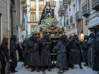 Imágenes de la procesión del Santo Entierro en Estella./