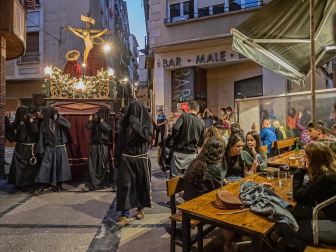 Imágenes de la procesión del Santo Entierro en Estella./