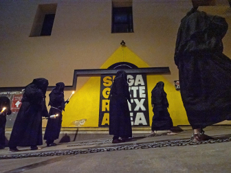 Imágenes de la procesión del Santo Entierro en Estella./