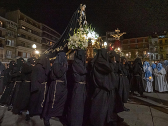 Imágenes de la procesión del Santo Entierro en Estella./