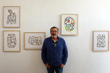 Juan Chillida, junto a algunos dibujos de la exposición en Artea2