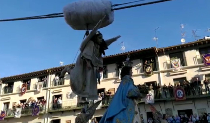 La niña Verónica Serrano Lacalle, enfundada en el papel de Ángel, ha anunciado la Resurrección de Jesús