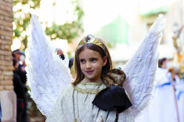 Verónica Serrano Lacalle, con el velo enlutado de la Virgen sobre su hombro izquierdo