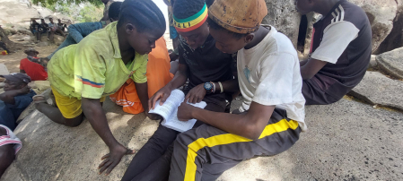 Tres niños leen los primeros cuentos escritos publicados en lengua bedik