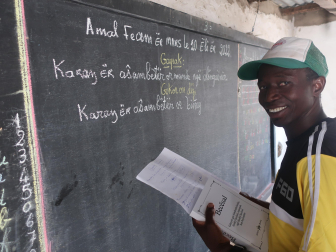 El joven navarro ha viajado a Senegal para entregar 80 libros en los distintos pueblos.