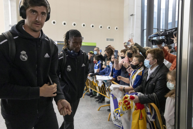 Fotos de la llegada de los jugadores del Real Madrid a un aeropuerto de Pamplona.
