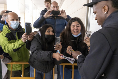Fotos de la llegada de los jugadores del Real Madrid a un aeropuerto de Pamplona.