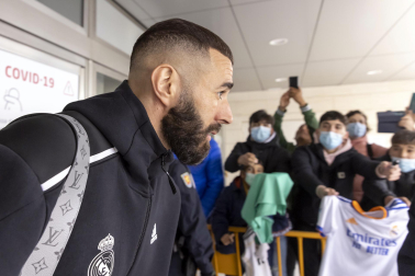 Fotos de la llegada de los jugadores del Real Madrid a un aeropuerto de Pamplona.