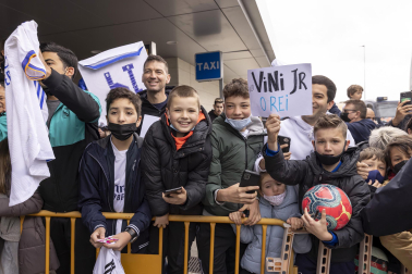 Fotos de la llegada de los jugadores del Real Madrid a un aeropuerto de Pamplona.