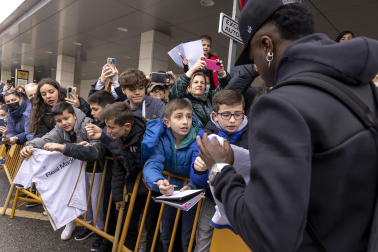 Fotos de la llegada de los jugadores del Real Madrid a un aeropuerto de Pamplona.