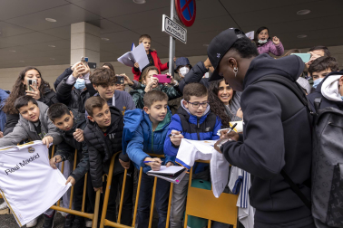 Fotos de la llegada de los jugadores del Real Madrid a un aeropuerto de Pamplona.