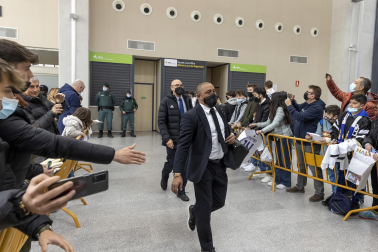 Fotos de la llegada de los jugadores del Real Madrid a un aeropuerto de Pamplona.