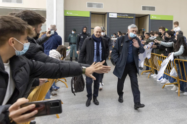 Fotos de la llegada de los jugadores del Real Madrid a un aeropuerto de Pamplona.