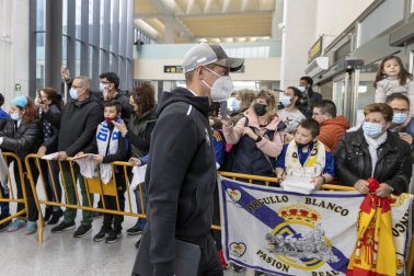 Fotos de la llegada de los jugadores del Real Madrid a un aeropuerto de Pamplona.