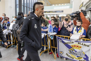 Fotos de la llegada de los jugadores del Real Madrid a un aeropuerto de Pamplona.
