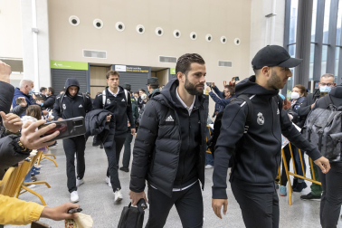 Fotos de la llegada de los jugadores del Real Madrid a un aeropuerto de Pamplona.