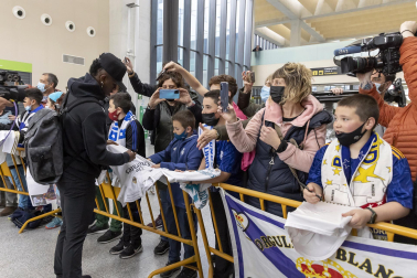 Fotos de la llegada de los jugadores del Real Madrid a un aeropuerto de Pamplona.