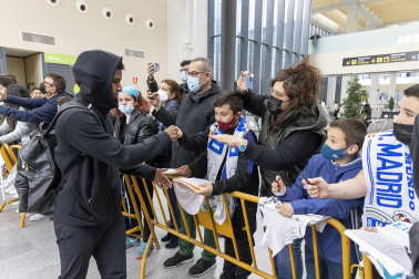 Fotos de la llegada de los jugadores del Real Madrid a un aeropuerto de Pamplona.