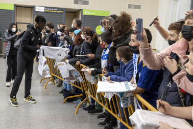 Fotos de la llegada de los jugadores del Real Madrid a un aeropuerto de Pamplona.