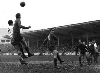 Ignacio Zoco va al remate mientras le observan Hormaeche (en el centro) y Carlos. Era el 11 de marzo de 1962 y Osasuna ganó por 5-1 al Zaragoza,