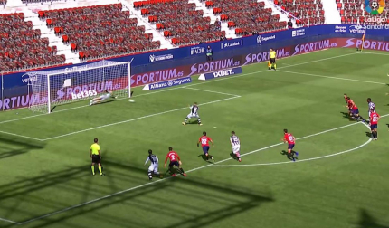 OSASUNA-LEVANTE. Detuvo el lanzamiento de Roger en El Sadar.