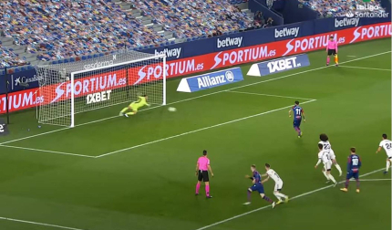 LEVANTE-OSASUNA. Morales no pudo batirle en el partido de vuelta.