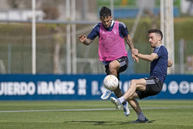 Kike Barja trata de robar el balón a Rubén García
