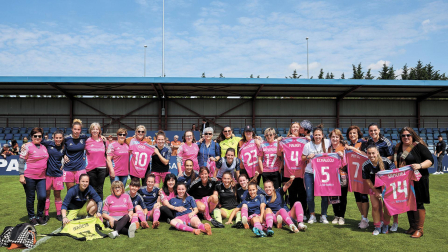 Las jugadoras posaron con sus madres