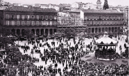 La foto deja ver el hueco dejado en la plaza del Castillo después del derribo del Teatro Gayarre
